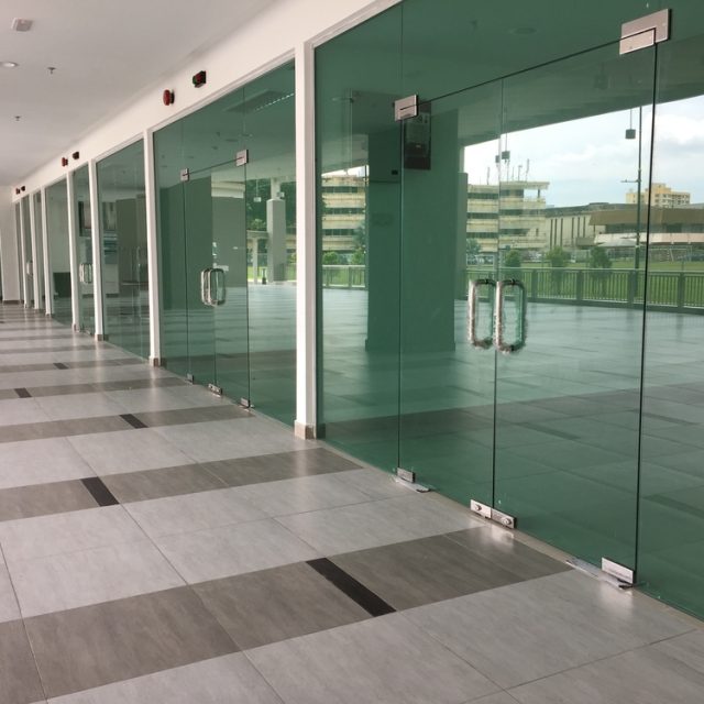 تركيب زجاج سكريت ودبل قلاس في الرياض – أفضل الأنواع والاستخدامات