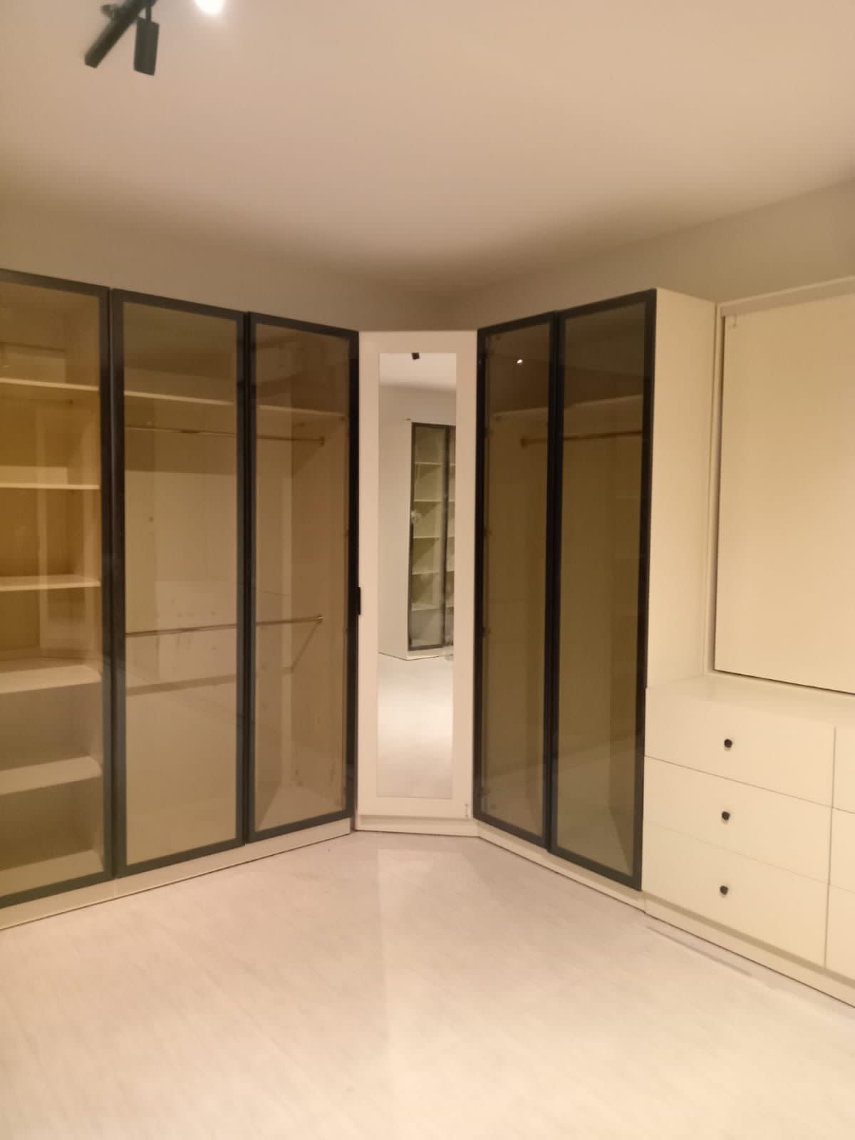 الخزائن والموبيليا