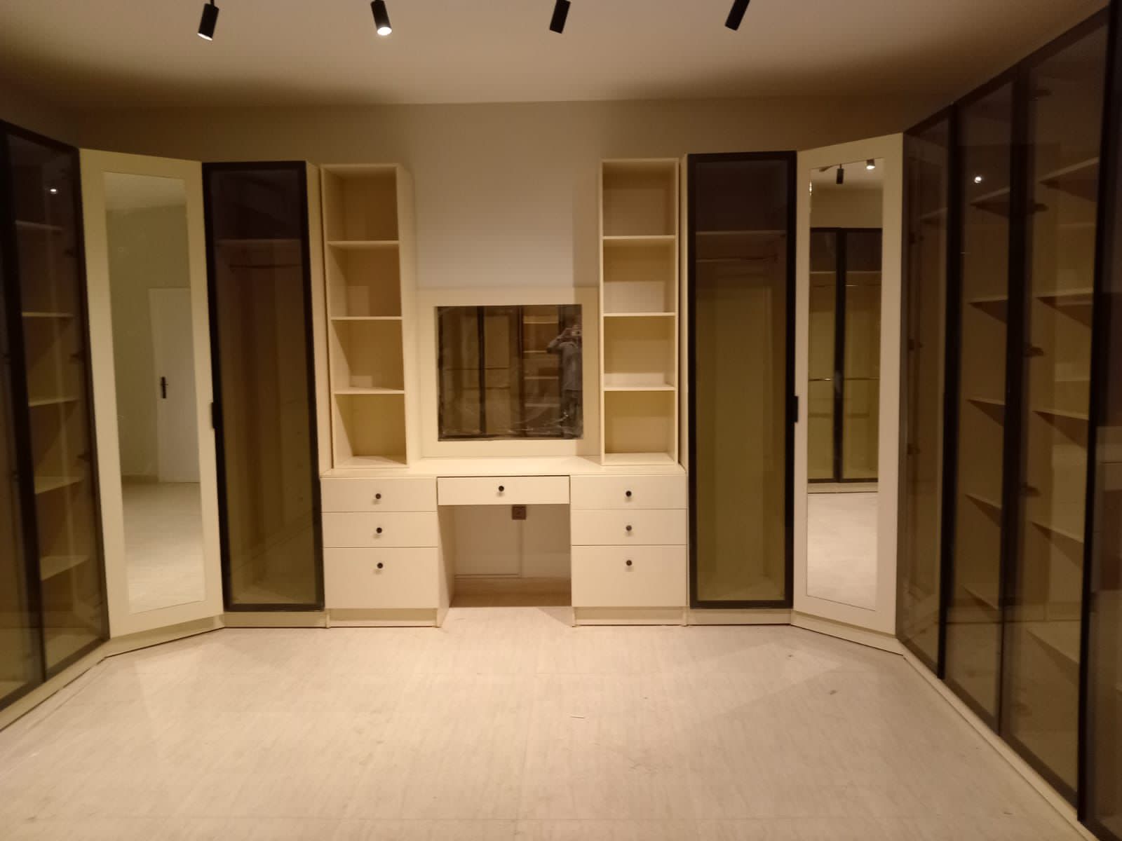 الخزائن والموبيليا